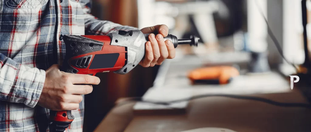 ferramenta de fixação nas mão de um profissional