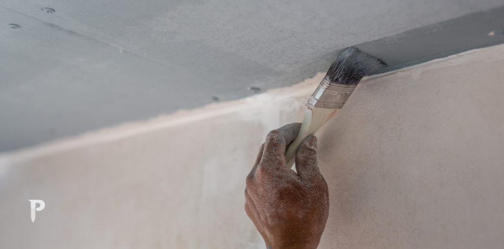 Aplicação de impermeabilizante para parede, garantindo uma pintura duradoura e protegida.