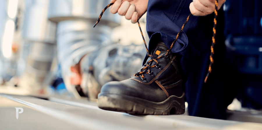 Bota de segurança resistente com solado antiderrapante, ideal para proteção no ambiente de trabalho.